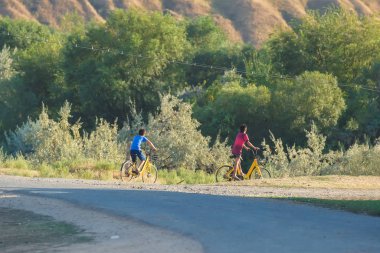 Erkekler bisiklete biner. Dağlarda bisiklete biniyorum. Açık hava rekreasyon.