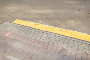 Yolda döşeme ler. Otoparkta renkli işaretler.