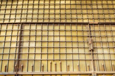 Duvardaki metal ızgaralar. Demir konstrüksiyonu. Sahte ızgara.