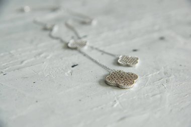 Değerli taşlı gümüş kolye. Kuyumcu süsü. Gümüş renkli kolyeler.