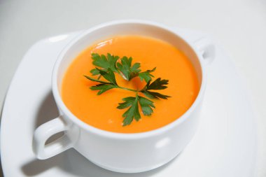 Vejetaryen yemek. Yeşillikli balkabağı çorbası. Tuz suz ve yağsız gıdalar.