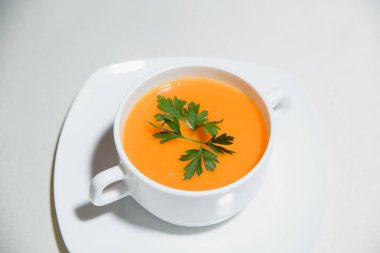 Vejetaryen yemek. Yeşillikli balkabağı çorbası. Tuz suz ve yağsız gıdalar.