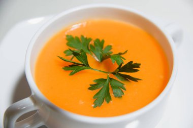 Vejetaryen yemek. Yeşillikli balkabağı çorbası. Tuz suz ve yağsız gıdalar.