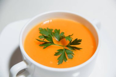 Vejetaryen yemek. Yeşillikli balkabağı çorbası. Tuz suz ve yağsız gıdalar.