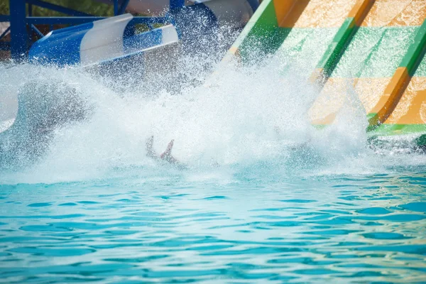 Man Rolde Glijbaan Het Water Park Water Spatten Het Zwembad — Stockfoto