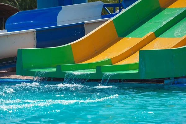 Gekleurde Glijbanen Zomer Vakantie Het Water Park — Stockfoto