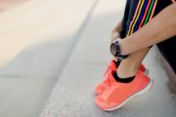 Zapatillas Deportivas Naranja Reloj Fitness Mano Chica Atleta Descansando Después — Foto de Stock