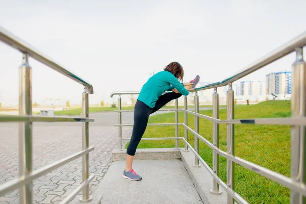 Chica Calentándose Antes Correr Atleta Preparándose Para Correr Mujer Uniforme — Foto de Stock