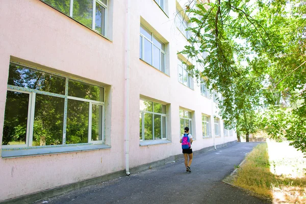 Dziewczyna Biegnie Światło Działa Torze Kobieta Mundurze Kolorowym Plecakiem — Zdjęcie stockowe