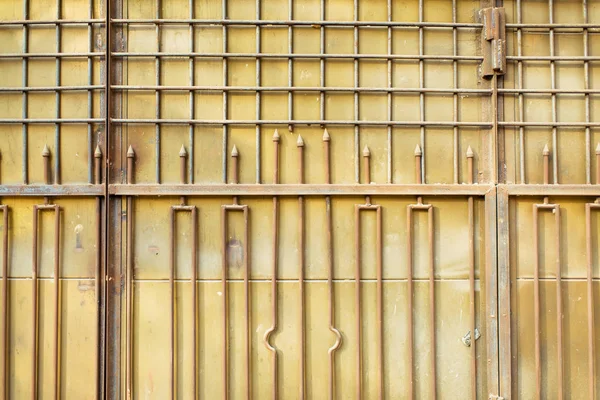 Duvardaki metal ızgaralar. Demir konstrüksiyonu. Sahte ızgara.