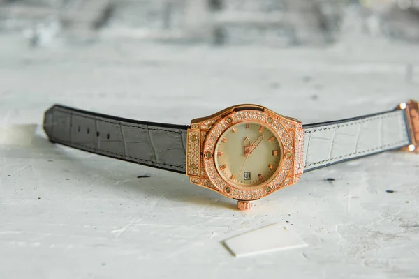 Polshorloge Met Leren Band Een Mannenhorloge Accessoires Voor Juwelen Vergulde — Stockfoto