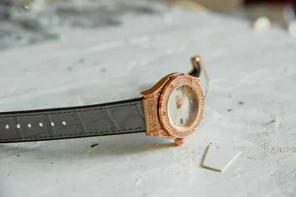 レザーストラップで腕時計を手首 男の時計だジュエリーアクセサリー 石と金メッキダイヤル — ストック写真