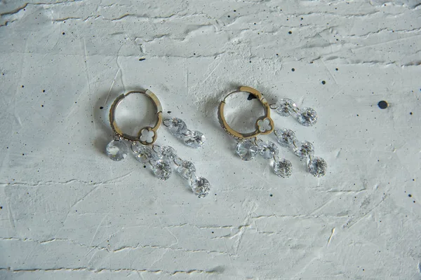 Beyaz Taşlı Küpeler Gümüşten Yapılmış Mücevherler Gümüş Küpe — Stok fotoğraf