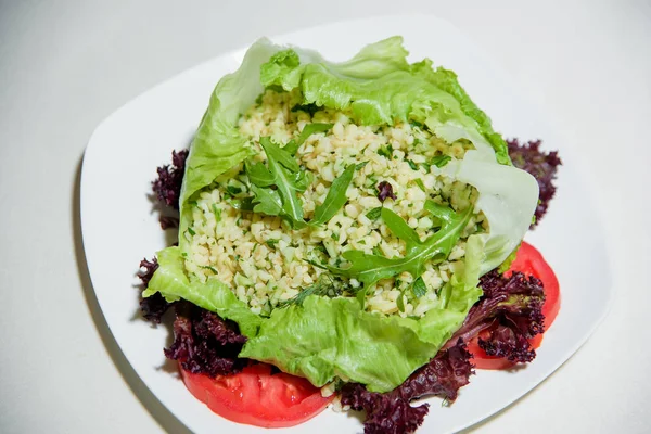 素食菜肴 不含盐和油的食物 彩色生菜沙拉 — 图库照片
