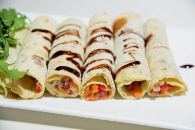 Vejetaryen yemek. Tuzsuz ve yağsız yiyecekler. Lavaş sebzelerle yuvarlanır. Arugula salatası.