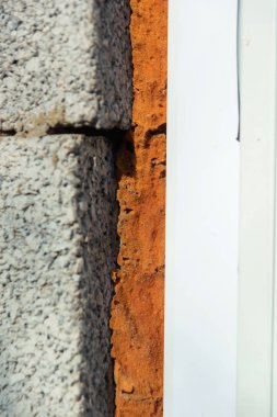 Cinder blok duvar. Pencerede inşaat köpüğü. Gri cüre bloğun un dokusu.