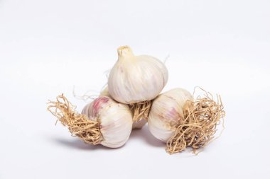 Sarımsak beyaz arka planda başları. Keskin bir tadı ile otsu bitki. Sarımsak soğanları.
