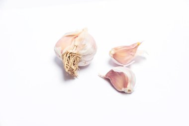 Sarımsak beyaz arka planda başları. Keskin bir tadı ile otsu bitki. Sarımsak soğanları.