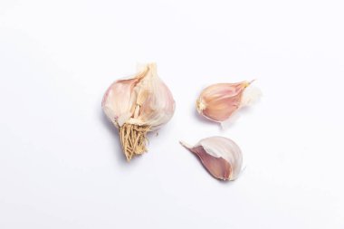 Sarımsak beyaz arka planda başları. Keskin bir tadı ile otsu bitki. Sarımsak soğanları.