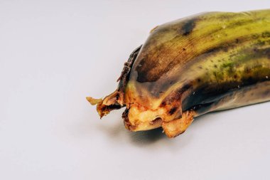 Beyaz arka planda bozulmuş muzlar. Muzların yanlış taşınması ve depolanması. İthal edilen ürünler. Muz çürümesi