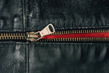 Beyaz arka plan üzerinde deri ceket üzerinde çelik fermuar. Ceketin üzerinde metal toka var. Demir güçlü bağlantı elemanı bir yıldırım. Toka üzerinde metal sürgü