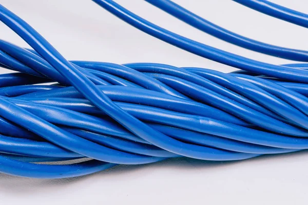 青いケーブルのコイル インターネット用ケーブル 青い絶縁材のコイル線 — ストック写真