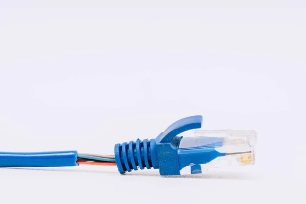 蓝色电缆线圈 互联网电缆 蓝色绝缘层的线圈线 — 图库照片