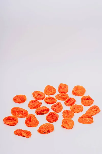 Оранжевые Сушеные Абрикосы Белом Фоне Сухой Абрикосовый Рисунок Восточные Сухофрукты — стоковое фото