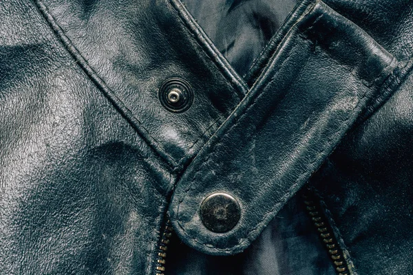 黒いジャケットにメタルラウンドスタッド 服の装飾的な要素 摩耗した革ジャケットの質感 — ストック写真