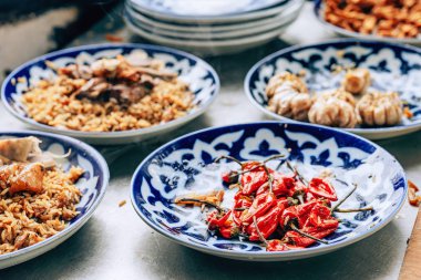 Hizmet ulusal Özbek çanak plov. Beyaz desenli ulusal mavi tabakta oryantal düğün pilavı. Özbekistan'da Taşkent'te bir kafede açık mutfak.