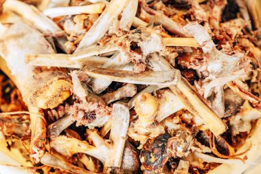 Plastik bir havzada et altından kemikler. Pilavın hazırlanması. Taşkent'te pazarda yürüyüş.