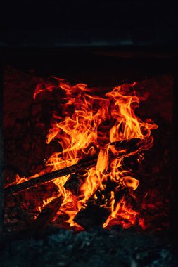 Ateşin dokusu. Pilav pişirmek için Özbek fırını. Yemek pişirmek için Kazak tandırı. Koyu arka plandaki alevler