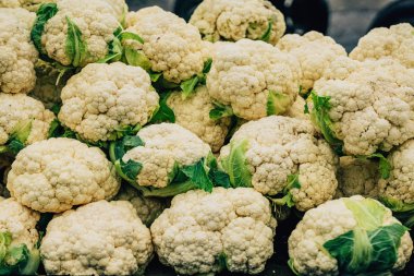 Çiftçi pazarında karnabahar başları. Karnabahar satışı. Karnabahar dokusu