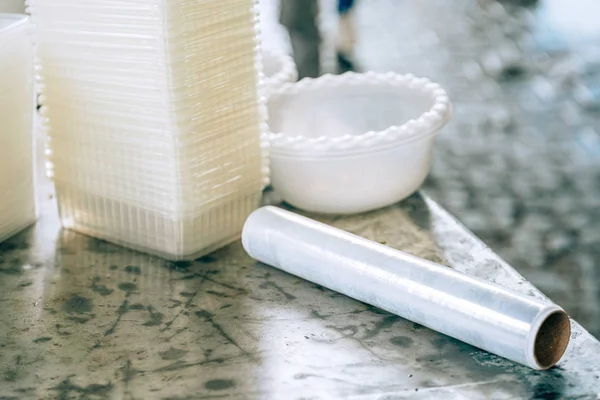 Обгортання Їжі Рулоні Столі Кафе Одноразовий Пластиковий Посуд Харчова Плівка — стокове фото