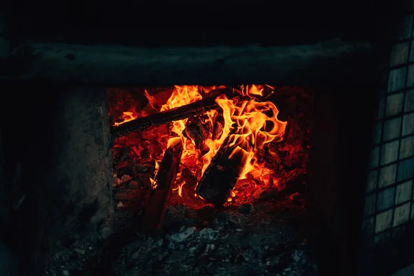 火の質感 ピラフを調理するためのウズベキスタンのオーブン 料理のためのカザフスタンタンドール 暗い背景の炎 — ストック写真