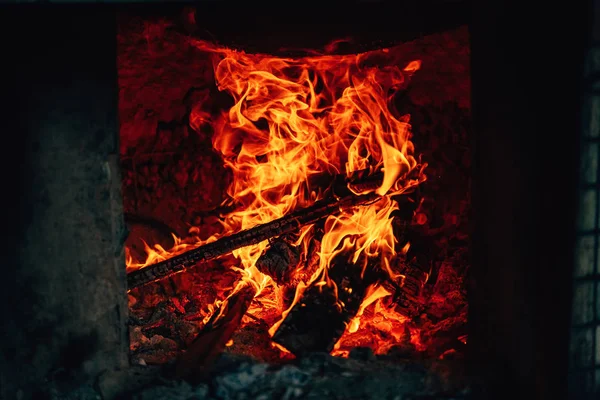 火の質感 ピラフを調理するためのウズベキスタンのオーブン 料理のためのカザフスタンタンドール 暗い背景の炎 — ストック写真