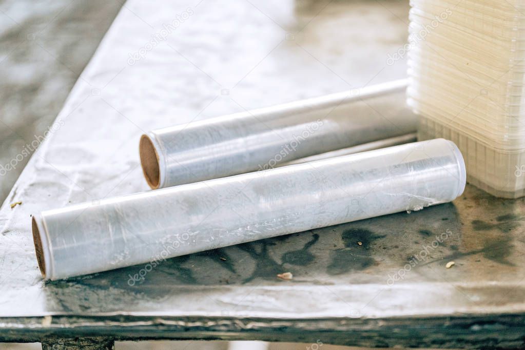 Envoltura de comida en un rollo sobre la mesa en un café. Vajilla de ...