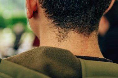 Haki ceketli adam. Taşkent şehrini dolaşın. Giysiler üzerinde Hood.