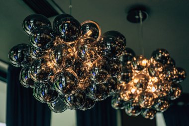 Dekoratif siyah cam avize. Hacim yuvarlak avize. odada aydınlatma.