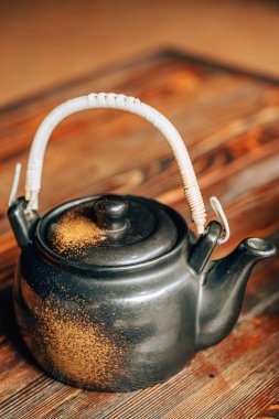 Ahşap bir arka plan üzerinde çay su ısıtıcısı. Çin tarzı çay için yemekler. Asya kafesinde çay. Sıcak İçecekler için Eski Antika Sofra