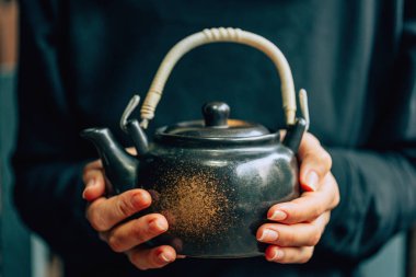 Kızın elinde çay dansı. Çin tarzı çay için yemekler. Asya kafede çay