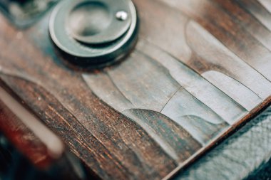 Arabada çatlak astar. Arabada bozulmuş ahşap ekler. Arabada vernikli ahşap zeminde çatlaklar