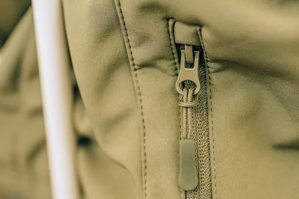Ceketin üzerindeki fermuar. Sıcak haki ceket. Giysilerde dekoratif unsurlar.