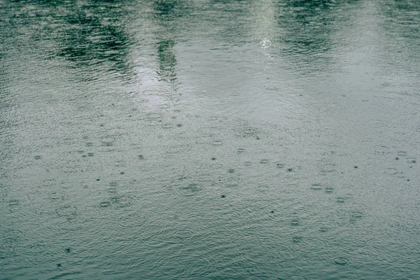 Krople Deszczu Powierzchni Wody Jezioro Parku Spacer Taszkiencie — Zdjęcie stockowe