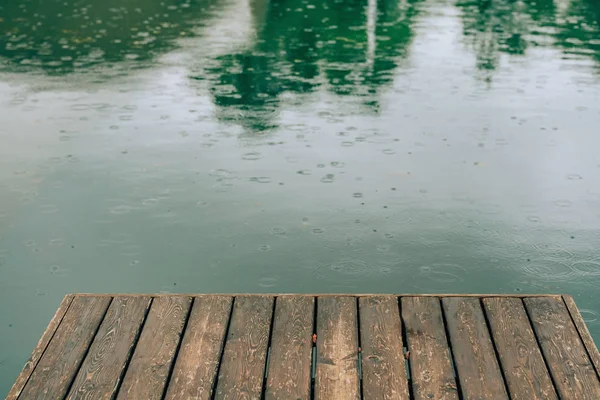 Краплі Дощу Поверхні Води Дерев Яний Причал Озері Прогулянка Містом — стокове фото