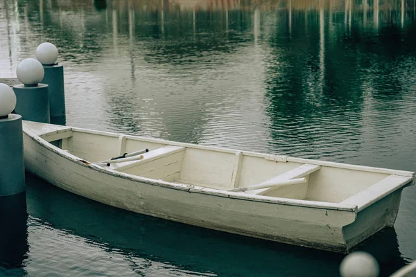 湖の桟橋で木製のボート 水面に雨が降る タシケント市内を歩く — ストック写真