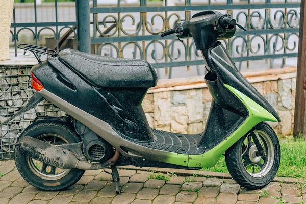 Scooter Negro Verde Encuentra Acera Camina Por Ciudad Tashkent Moto — Foto de Stock