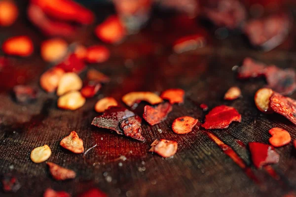 Izgarada Kırmızı Acı Biberler Kavrulur Sebze Yemeği Vejetaryen Yemekleri Tahta — Stok fotoğraf