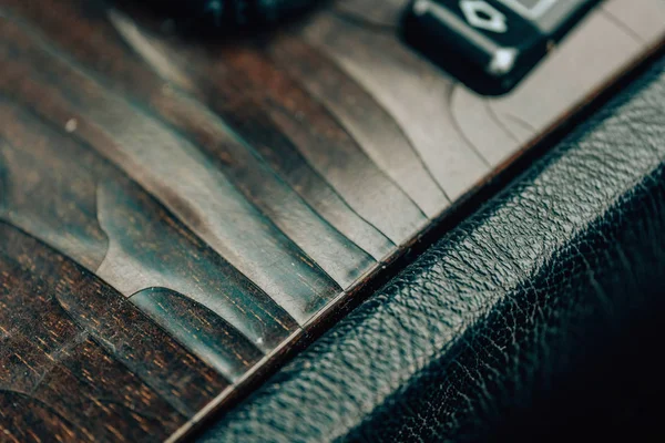 Arabada çatlak astar. Arabada bozulmuş ahşap ekler. Arabada vernikli ahşap zeminde çatlaklar