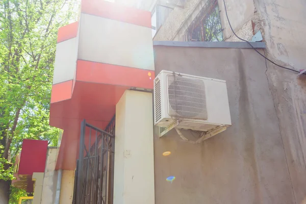 Klimatyzator Zewnętrzny Ścianie Budynku Agregat Kondensacyjny — Zdjęcie stockowe